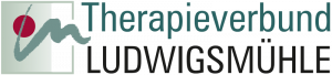 Das Logo des Therapieverbunds Ludwigsmühle. Der Schriftzug in zwei Zeilen übereinander in Dunkelgrün und Schwarz. Daneben eine grüne, abstrakte, dynamische Graphik mit einem roten Punkt.