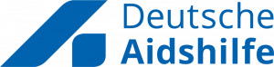 Das Logo der Deutschen Aidshilfe. Ein blauer Schriftzug in zwei Zeilen übereinander. Daneben ein großes abstraktes, ebenso blaues A, das nach rechts oben zeigt.
